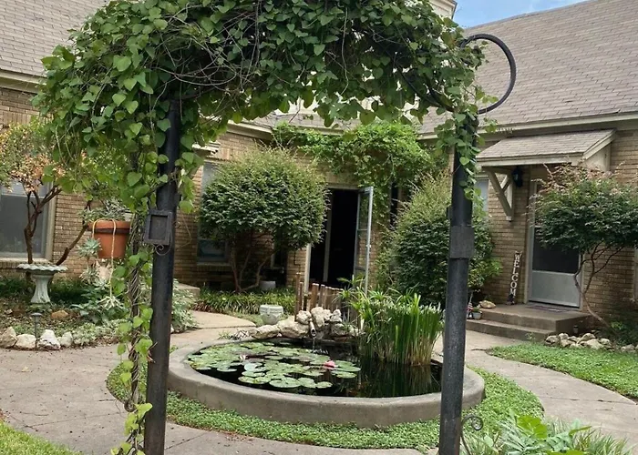 Cozy Retreat In Worth